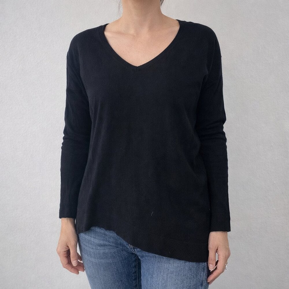 *White house Black Market Women's Black V-Neck Sweater size XS